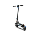 Trottinette électrique Boe G2 bleue, vue de trois quarts avant sur fond blanc