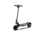 Trottinette électrique Boe G2 bleue, vue de trois quarts sur fond blanc