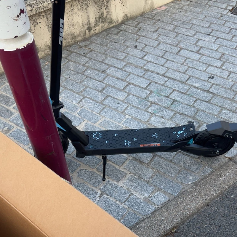 Bezons, 20 h 36. Déballée sur le trottoir, essayée devant nous.