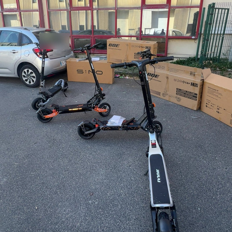 Livrées montées : guidon serré, freins réglés, batterie chargée.